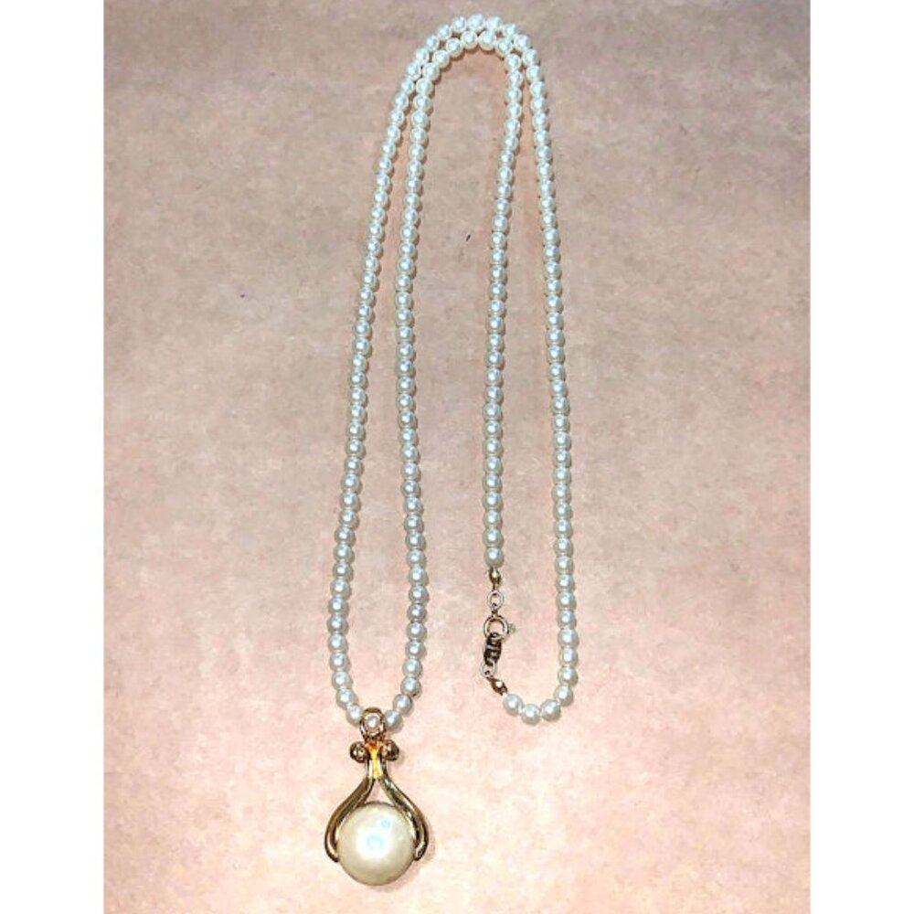 Vintage Faux Pearl Necklace, Large Pearl Pendant, Gold Setting, Bead Necklace - Picture 4 of 4